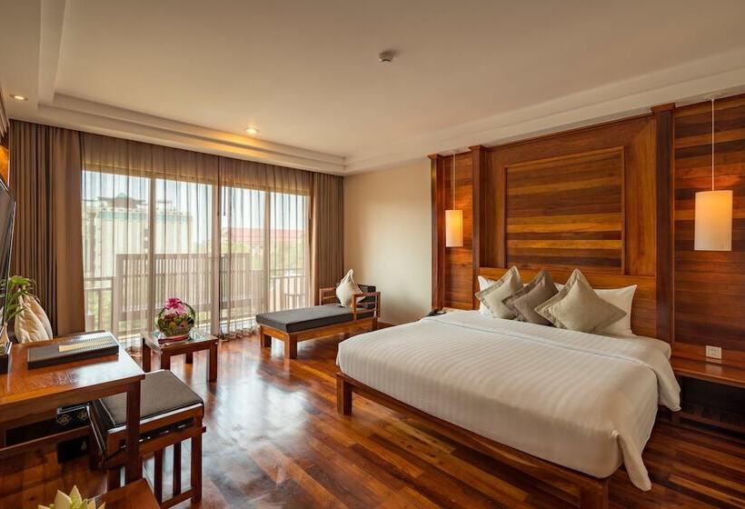 اتاق لوکس با چشم‌انداز استخر, Angkor Miracle Resort & Spa
