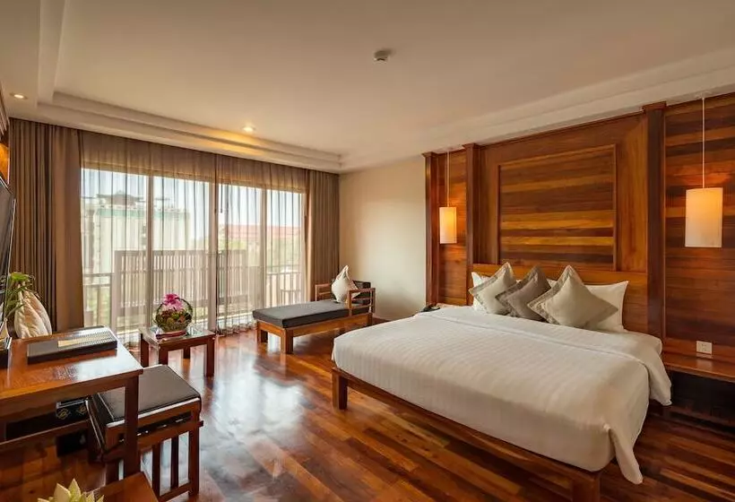 اتاق لوکس با چشم‌انداز استخر, Angkor Miracle Resort & Spa