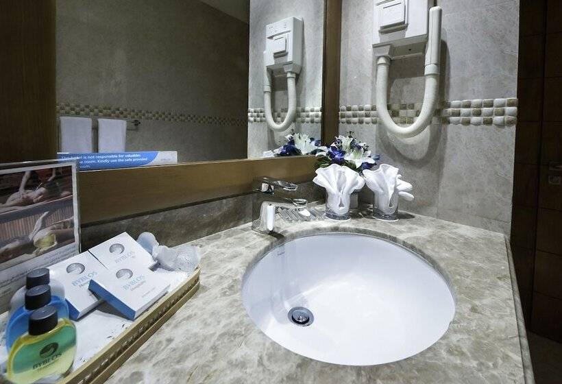 اتاق اجرایی, Social