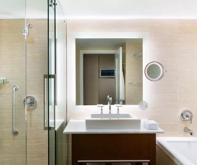 سوییت, The Westin Wall Centre, Vancouver Airport