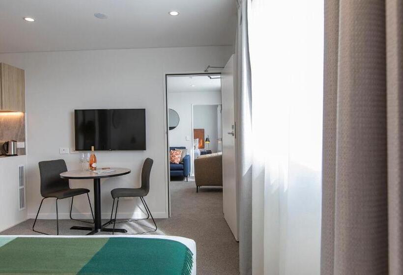 דירת שני חדרים, Quest Mount Eden