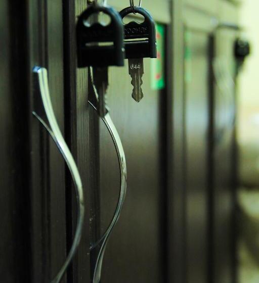 تختخواب در اتاق مشترک, Hostel Buston