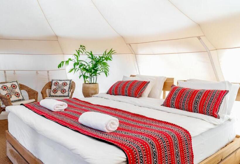 كوخ ديلوكس, Selina Ramon