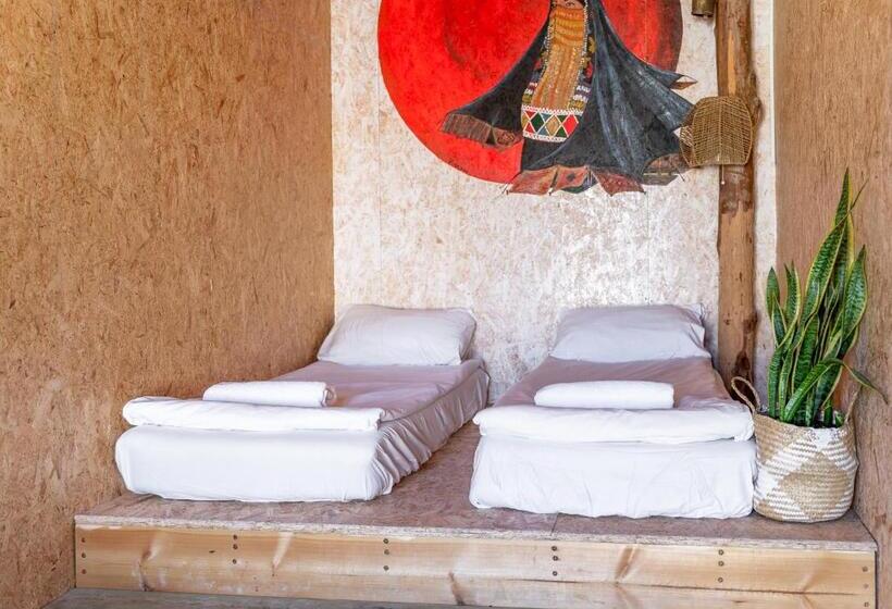 كوخ تقليدي, Selina Ramon