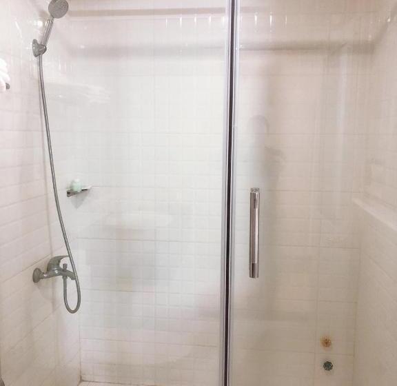 اتاق لوکس چهار تخته, Ngọc Mấy đại Lợi