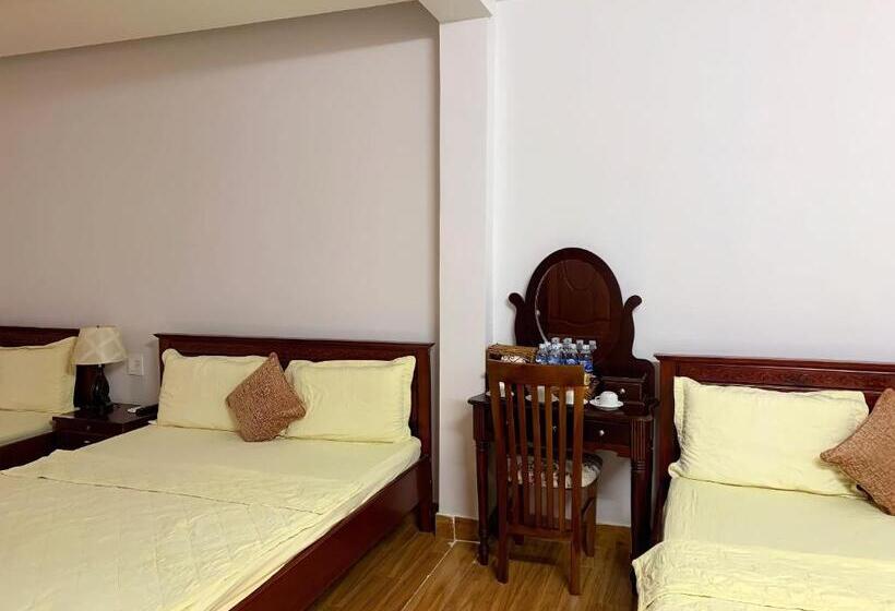اتاق لوکس خانوادگی, Ngọc Mấy   đại Lợi