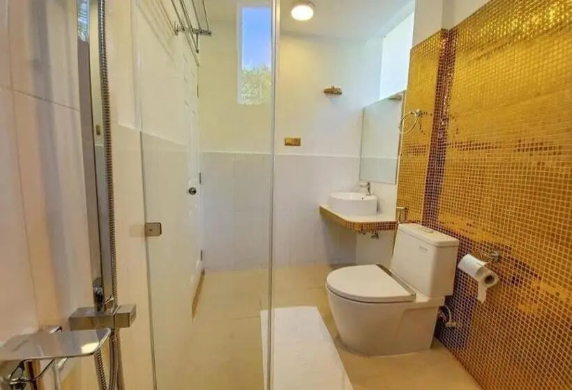 اتاق لوکس سه تخته, Kingsway Thoddoo Maldives