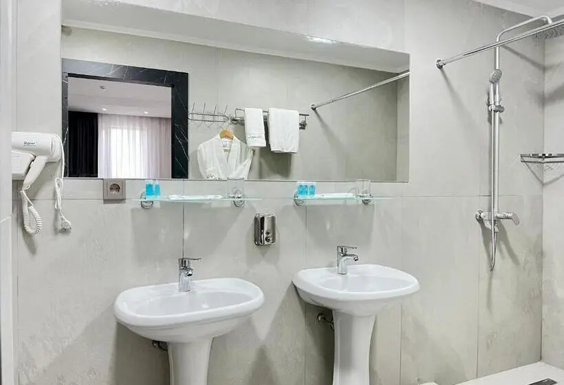 سوییت خانوادگی, Dostar Inn
