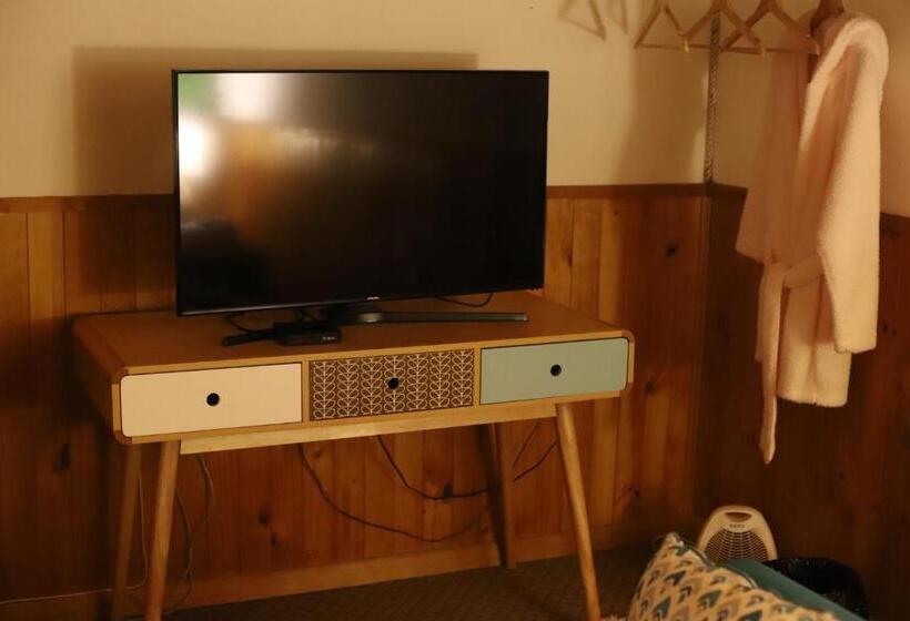 חדר מוזל מקלחת משותפת, Profe Nelson