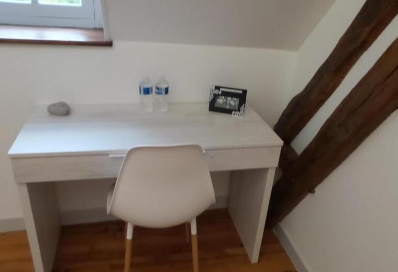 غرفة قياسية مطلّة علي حمام السباحة, La Petite Noue