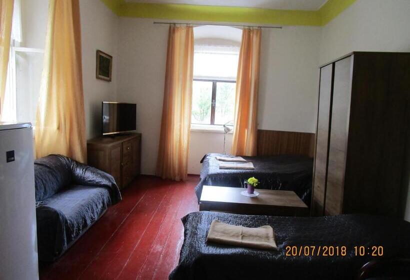 חדר סטנדרט לשלושה, Fara Choustníkovo Hradiště