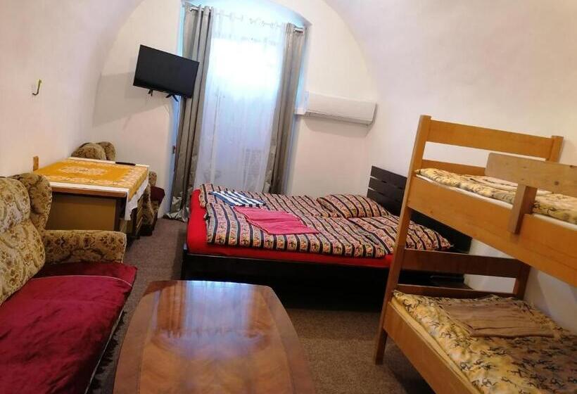 הכלכלה חדר לארבעה עם מקלחת משותפת, Fara Choustníkovo Hradiště