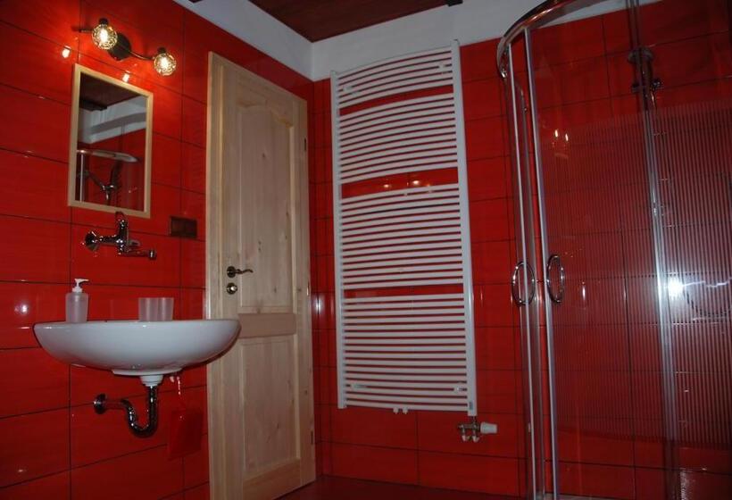 جناح مطلّ علي الجبل, Penzion Nadějov