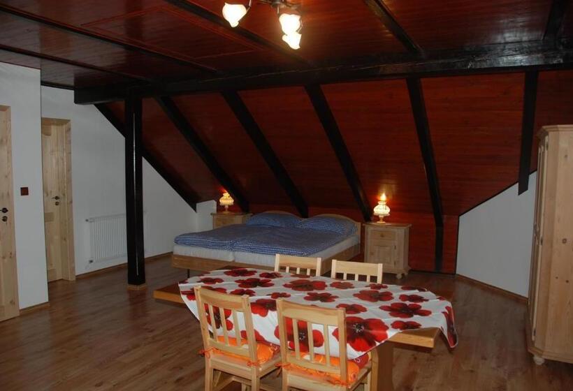 جناح مطلّ علي الجبل, Penzion Nadějov