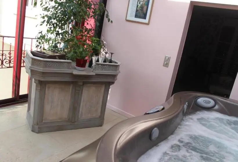 スイート, Chambres Et Table D Hôtes, Maisonnettes Individuelles Dans Propriété Privée