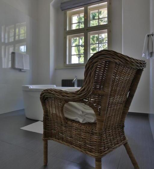 מיטת קינג בסוויטה, Chateau Herálec Boutique Hotel & Spa By L Occitane