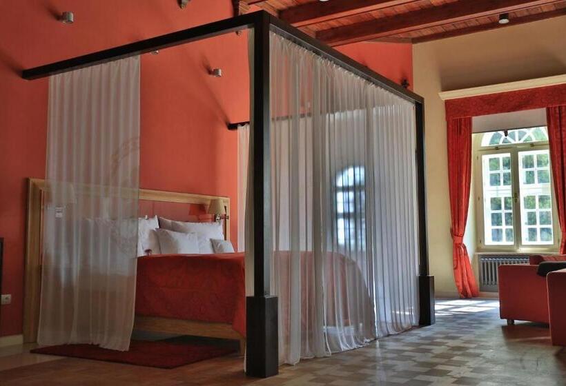 מיטת קינג בסוויטה, Chateau Herálec Boutique Hotel & Spa By L Occitane