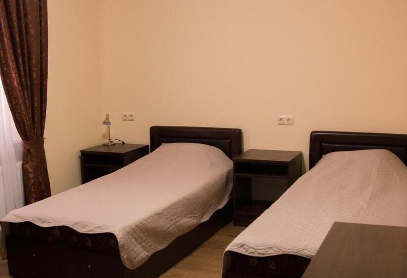 Deluxe Zimmer, Sem Uglov