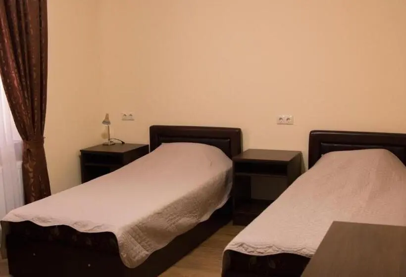 Deluxe Zimmer, Sem Uglov
