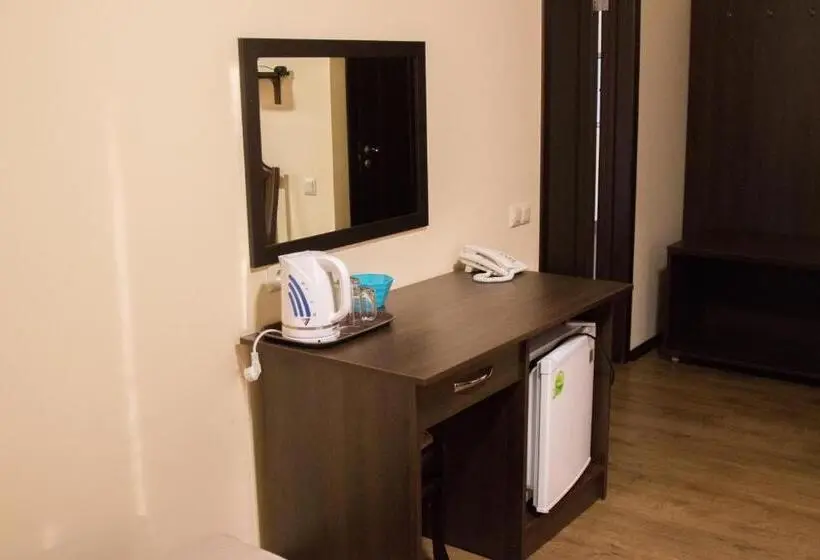Deluxe Zimmer, Sem Uglov