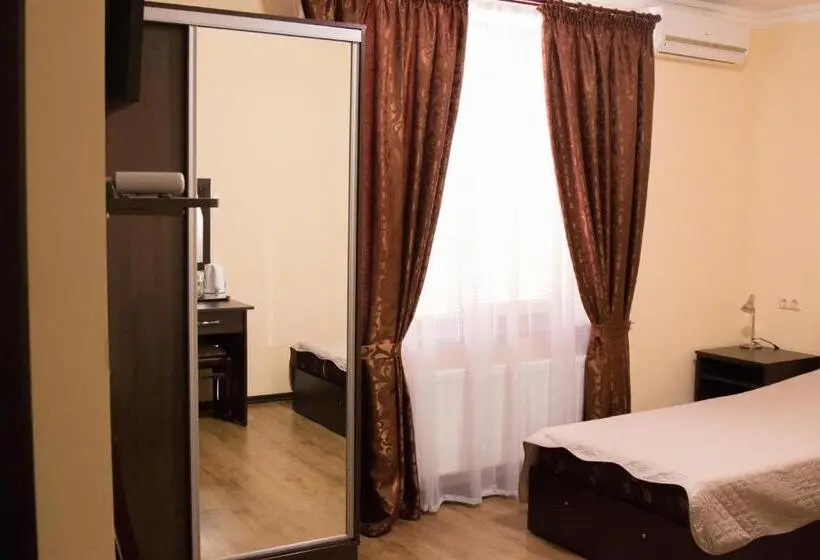 Deluxe Zimmer, Sem Uglov
