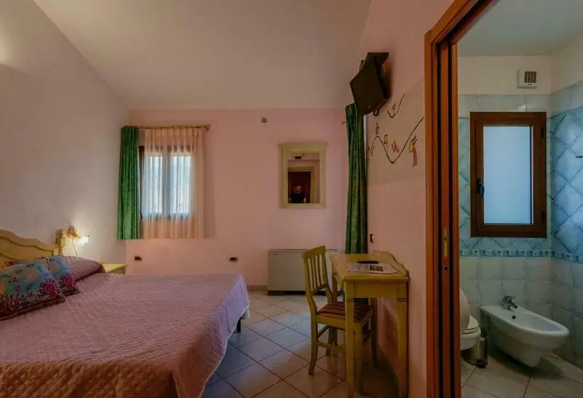 Quarto Superior Vista Piscina, Solanas
