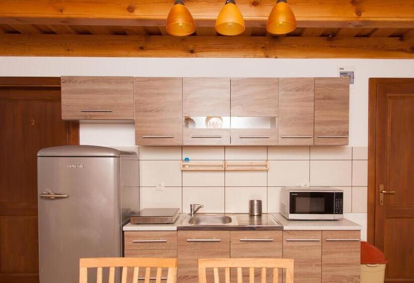 1 Bedroom Apartment Lake View, Csodaszarvas Vendégházak