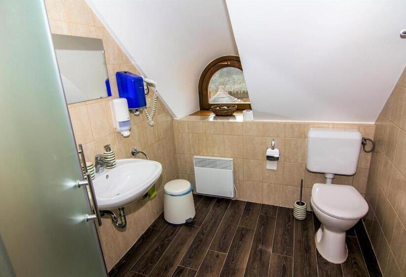 חדר משפחתי, Csodaszarvas Vendégházak