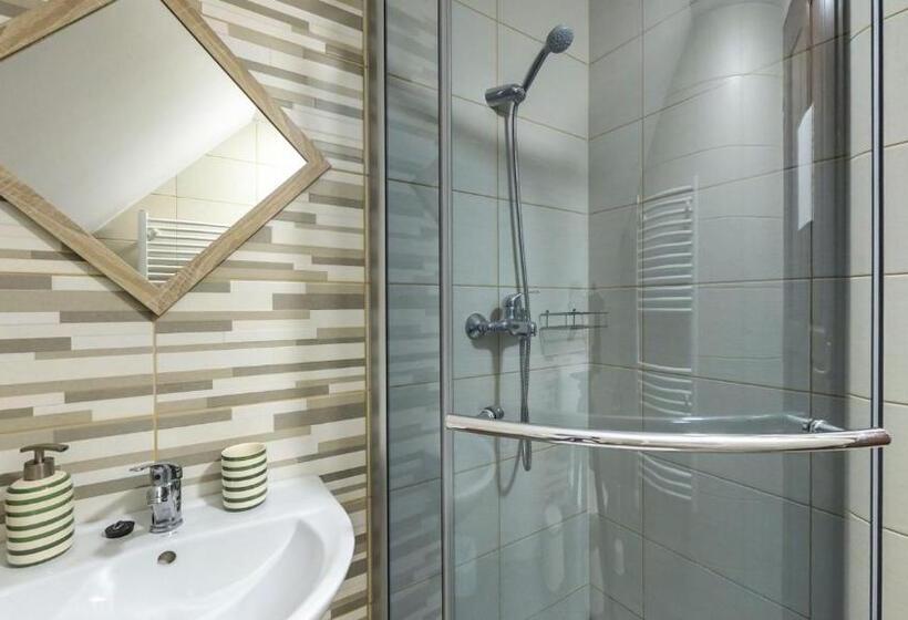 חדר משפחתי, Csodaszarvas Vendégházak