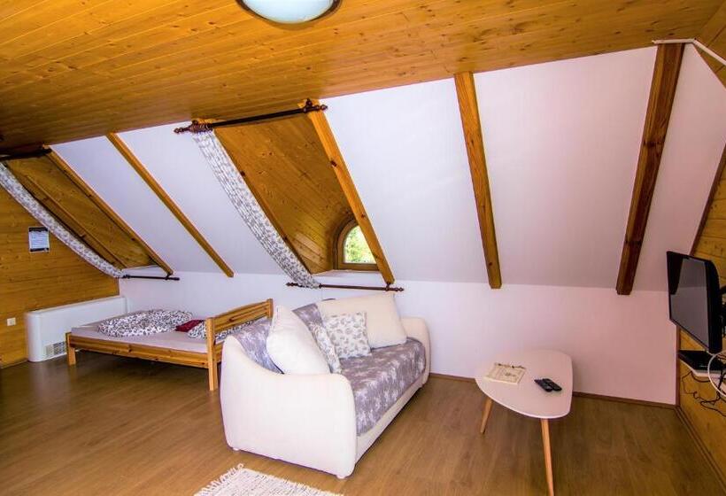 חדר משפחתי, Csodaszarvas Vendégházak