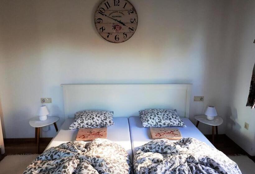 1 Bedroom Apartment Lake View, Csodaszarvas Vendégházak