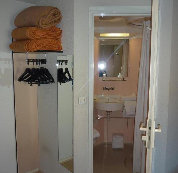 غرفة قياسية ثلاثية, Lac Hotel France