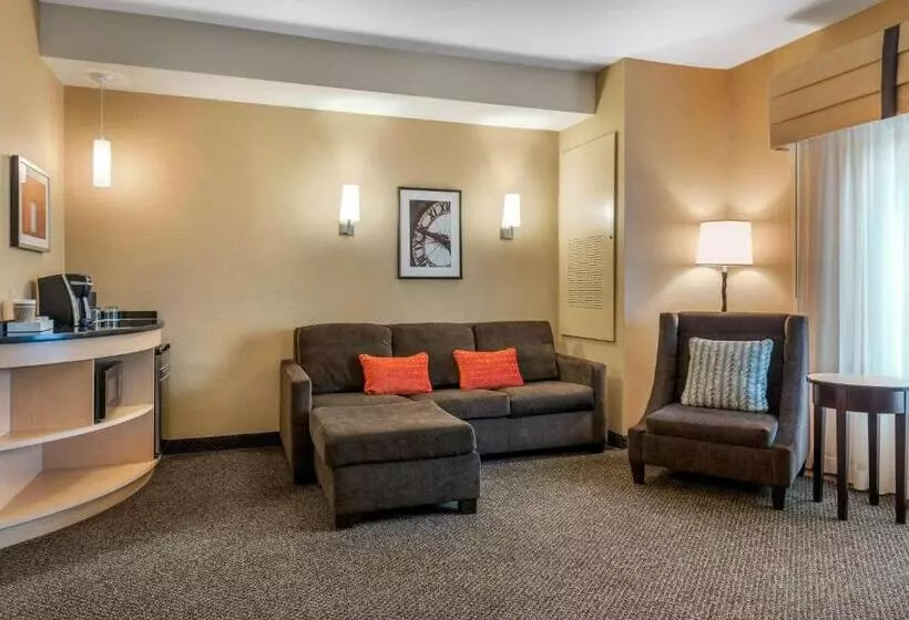 سوییت جونیور, Cambria Hotel Akron Canton Airport