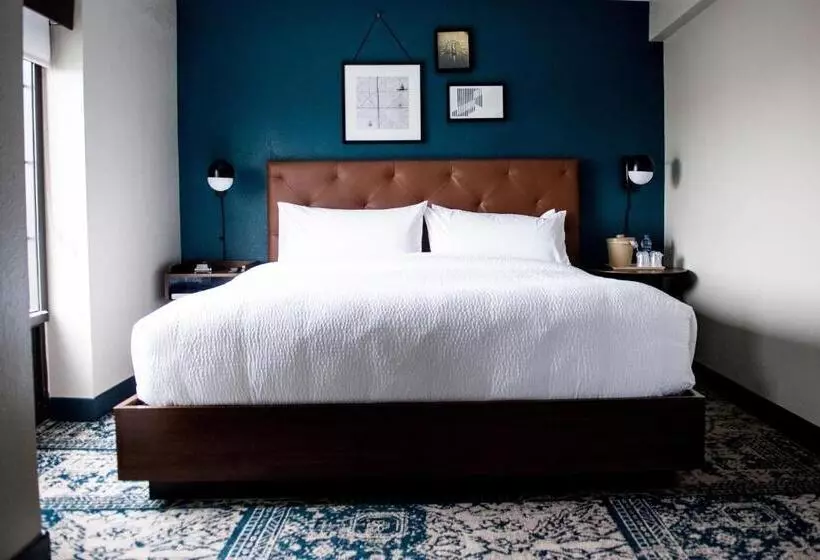 اتاق استاندارد با تخت بزرگ, Four Points By Sheraton Greensboro Airport