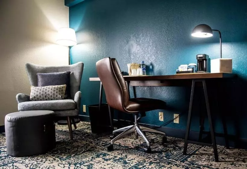 اتاق استاندارد در طبقه همکف, Four Points By Sheraton Greensboro Airport