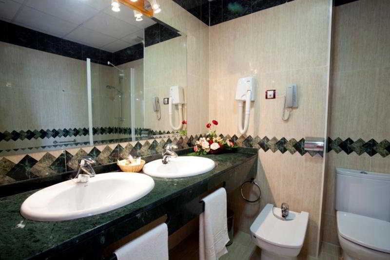 غرفة قياسية, La Familia Gallo Rojo