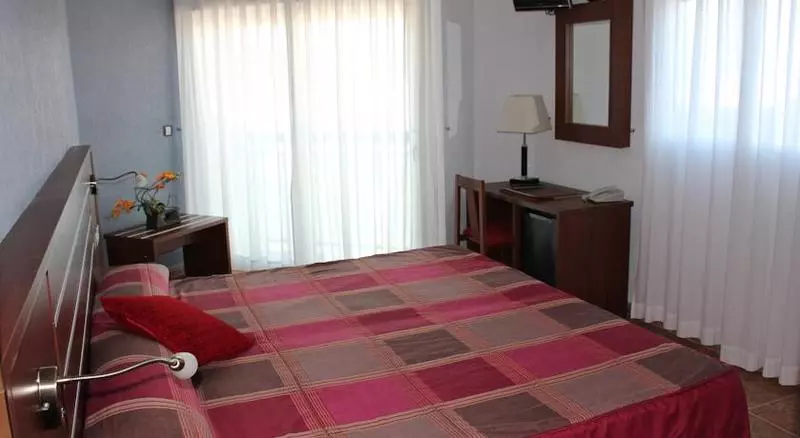 اتاق استاندارد, La Familia Gallo Rojo