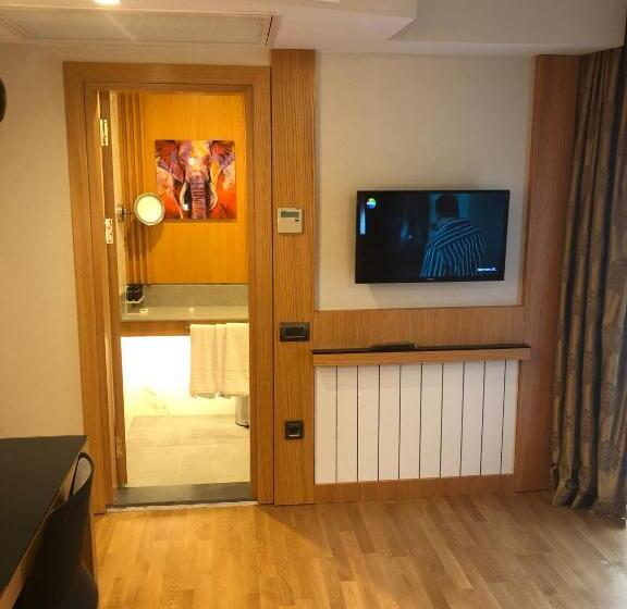 اتاق استاندارد سه نفره, Maywood