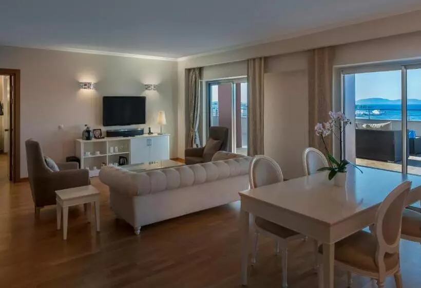 キングサイズベッドのスイートルーム, Radisson Blu Resort & Spa Cesme