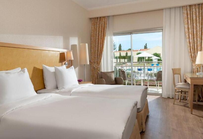 Номер Premium Вид на Бассейн, Radisson Blu Resort & Spa Cesme