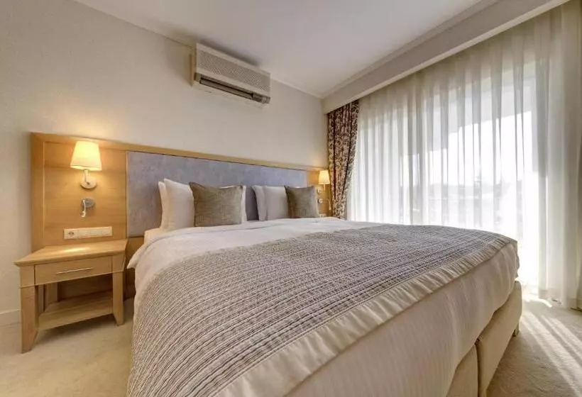 プールビューのプレミアムルーム, Radisson Blu Resort & Spa Cesme