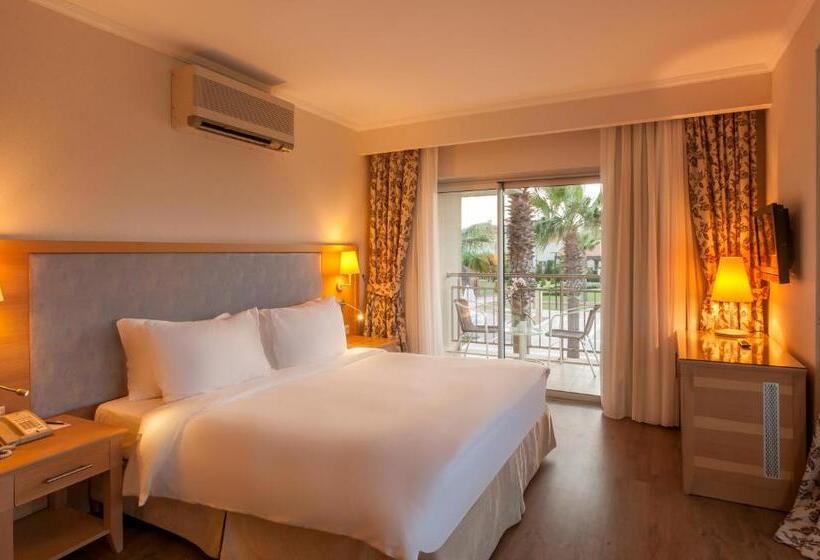 Номер Premium Вид на Бассейн, Radisson Blu Resort & Spa Cesme