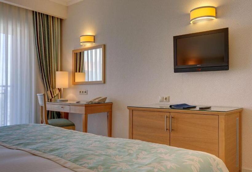 Номер Premium Вид на Бассейн, Radisson Blu Resort & Spa Cesme