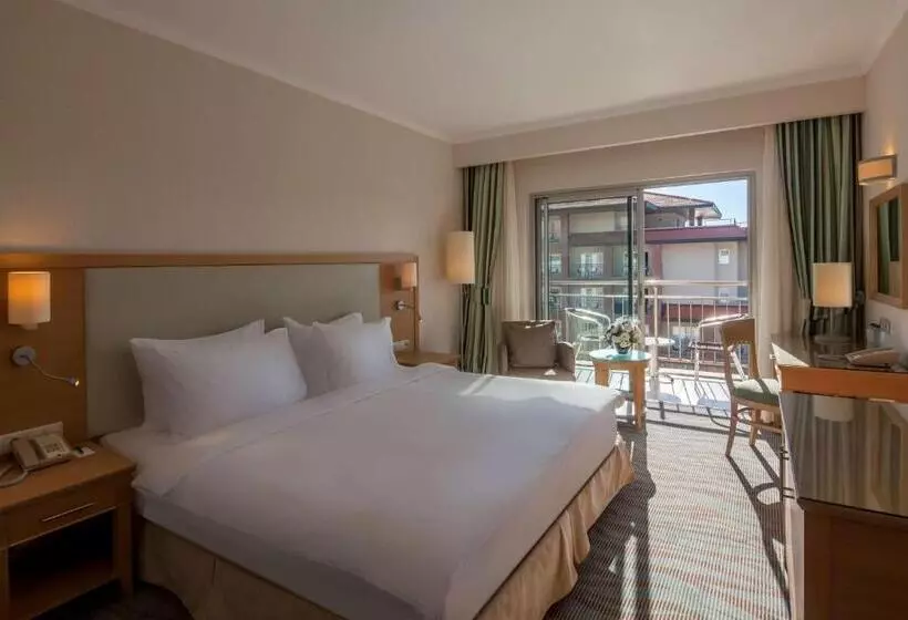 プールビューのプレミアムルーム, Radisson Blu Resort & Spa Cesme