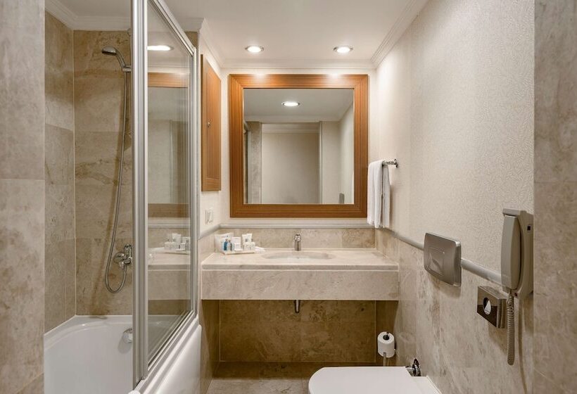 Полулюкс Вид на Бассейн, Radisson Blu Resort & Spa Cesme