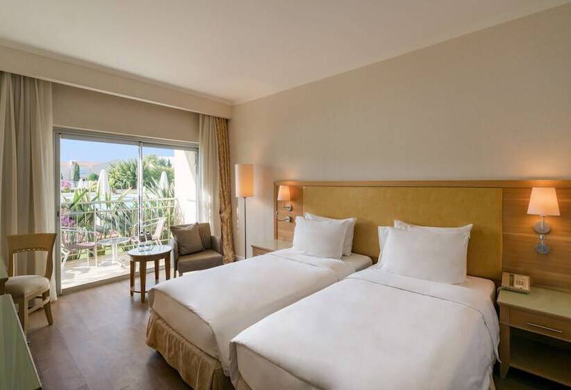 Номер Premium Вид на Бассейн, Radisson Blu Resort & Spa Cesme