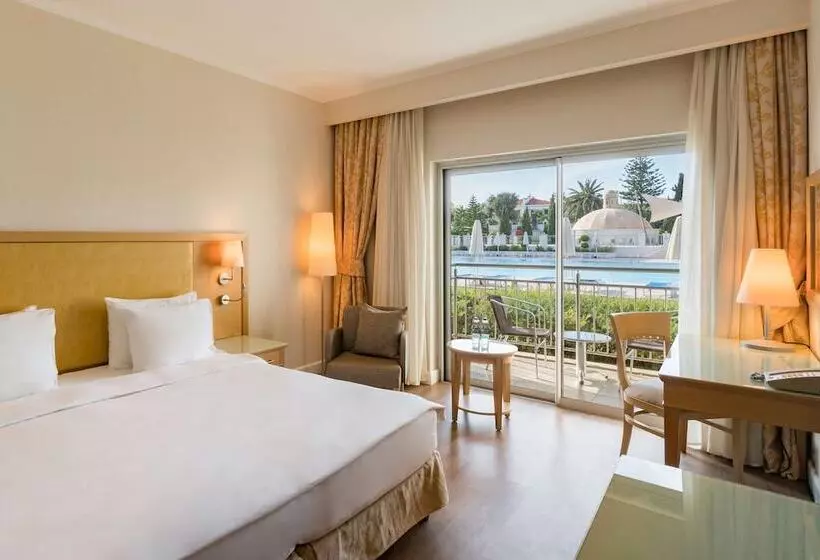 プールビューのプレミアムルーム, Radisson Blu Resort & Spa Cesme