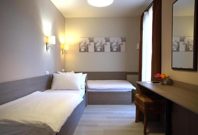 带阳台的三人标准间, La Riva