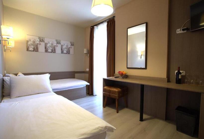 带阳台的三人标准间, La Riva