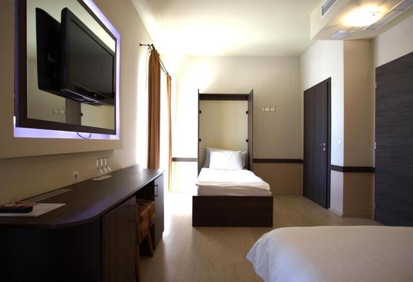 带阳台的三人标准间, La Riva